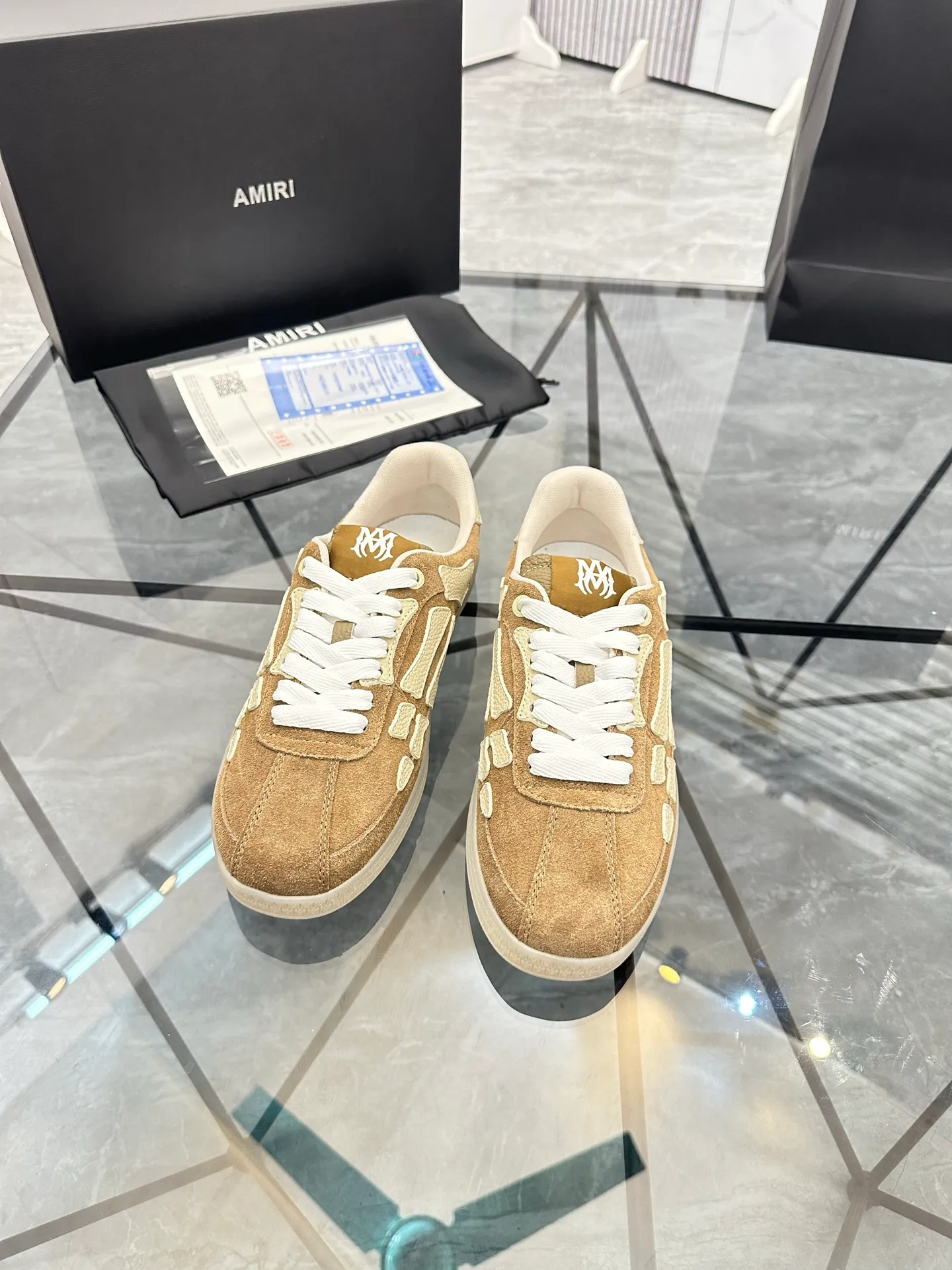 Men's shoes: 💰P600¥ Top quality in Guangzhou Product trademark: AMIRI* "Amir*" low-top casual shoes Regular size: 39-44 (can be customized to 45) Product material: Upper imported first-layer cowhide spliced ​​nubuck leather, breathable lining, original outsole. Number: 525
